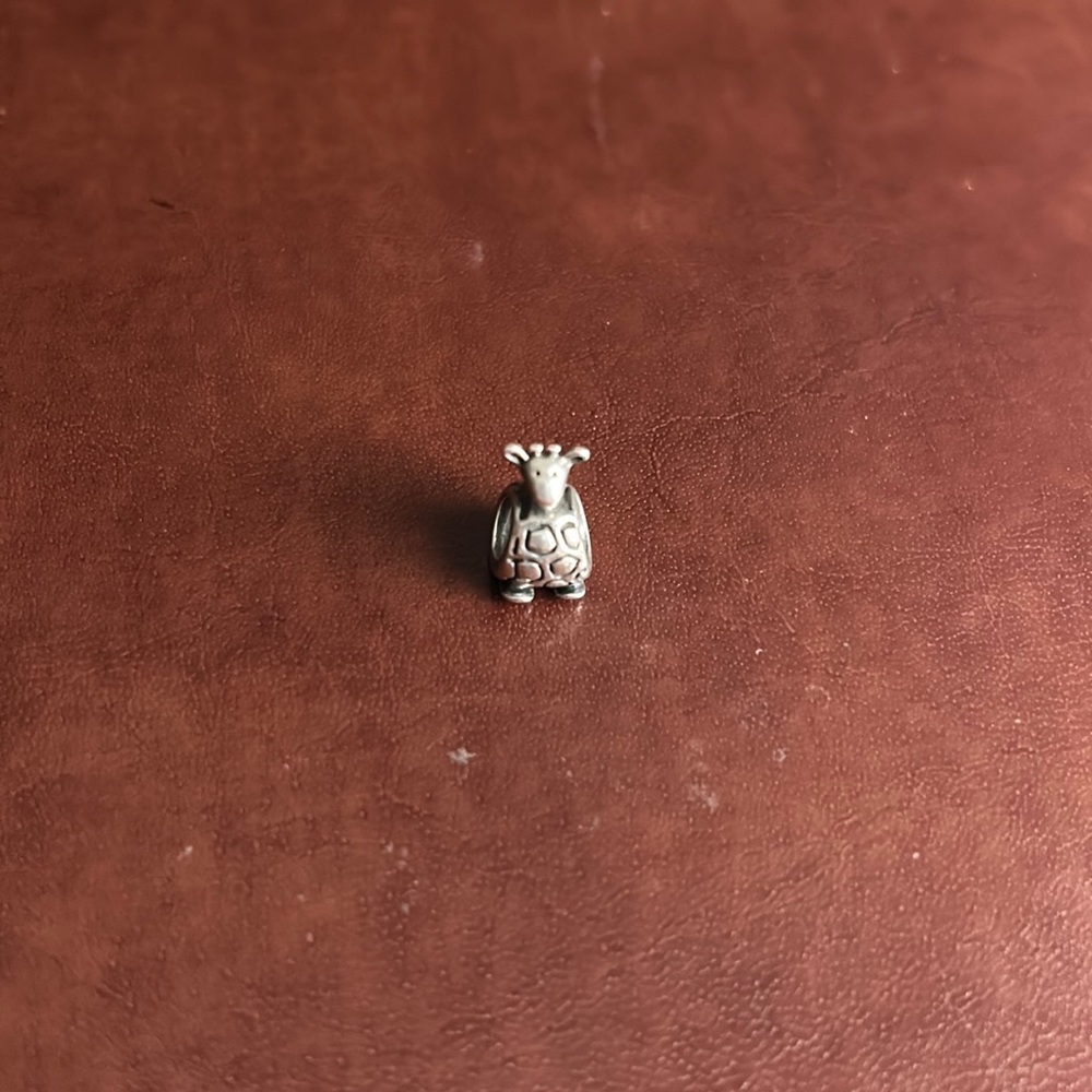 Giraffe charm